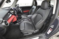 「クーパーS」ではサイドサポートが強化されたスポーツシートが装着される。表皮の標準はクロス。試乗車のはオプションのレザー。