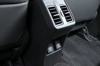 このクラスには珍しいリアエアコンアウトレットが備わる。また「HYBRID EX」グレードでは、後席用アクセサリーソケットが2つ用意されている。