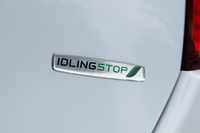 今回の改良では、アイドリングストップ機構も改良。減速時にエンジンが停止する速度を9km/hから13km/hに引き上げた。
    