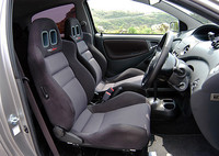 サイドサポートのきいた「スポーツシート」を装着。ヒップポイントは、ノーマルより約15mm低い。