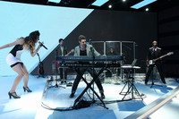 イベントは新人ポップデュオ「カーミン」のステージで始まった。