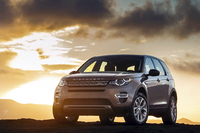 新型車の「ディスカバリー スポーツ」。日本では2014年10月に予約受け付けが開始された。
    