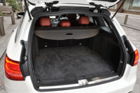 荷室の容量は、従来型より20リッター増しの470リッター。後席を倒すと最大で1490リッターまで拡大できる。（写真をクリックすると荷室のアレンジが見られます）