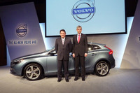 ボルボ・カー・ジャパンのアラン・デッセルス代表取締役社長（写真左）と、ボルボ本社のセーフティーセンターでシニアセーフティーエンジニアを務めるステファン・ライバーグ氏（右）。