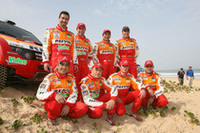 ダカールにゴールした三菱のクルーたち。勝利したとはいえ、強敵フォルクスワーゲンの速さ、強さは年々向上してきている。