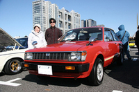 コンクールでも受賞していたが、個人的にも「ベスト・オブ・ショー」を差し上げたいのが、この初代トヨタ・コルサ（1981）。トヨタ初のFF車だが、珍重されない大衆車だけに現存台数はごく少なく、筆者自身イベントなどで見かけたのはこれが初めて。しかも程度極上のワンオーナー車。大氣（おおき）澄子さんが、息子さんの良介さんとともにエントリー。