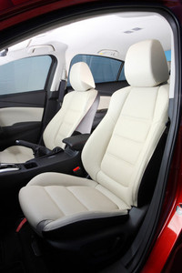 シートはサイズが大ぶりで、フィット感に優れる。オフホワイトのレザーシートは、黒いインテリアとの相性よし。