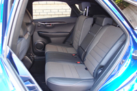 リアシートは60：40の分割可倒式。リクライニング機能も備わる。
    