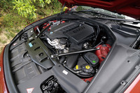 3リッター直6ターボエンジンは、最高出力320ps、最大トルク45.9kgmを発生。0-100km/h加速は5.7秒。