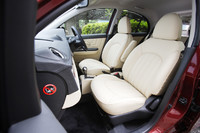 写真の本革シートは、20万円のオプション。テスト車はドアトリムも本革仕立てで、こちらの価格は12万円となっている。