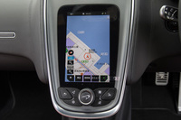 フローティングタイプのセンターコンソールに装備される、「IRIS」と呼ばれるインフォテインメントシステム。縦型の7インチタッチスクリーンが特徴で、空調もここで操作する。