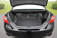 開口部が大きく取られたトランクルーム。後席右側を倒すことでキャビンとつなげられ（写真右奥）、長尺物にも対応する。