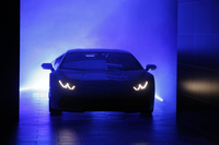 デイタイム・ライニングライトを光らせて、鋭い表情で会場入りする「ウラカン」。