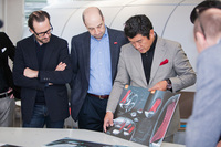 デザインコンペ「sit down, move」の審査風景。審査員の奥山清行氏が手にしているのは、優秀賞を受賞したPantila Debhakam氏の「Orb」。
    