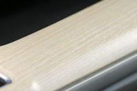 上級グレードの木目調加飾については、木目の凹凸を再現することで本物の木のような触感を実現している。