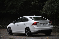 試乗車のボディーカラーは「クリスタルホワイトパール」。