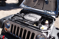 こちらはエンジンルーム。整備の際など、必要とあらば、ご覧のようにフードを全開することも可能。