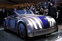 
	「ジクウ」
	日産創業当時に発売された「ダットサン・ロードスター」がモチーフ。「江戸伝統工芸の技と先進デザインの融合」を謳う。フロントグリルフィニッシャーとリアコンビネーションランプは、「江戸切子のもつ繊細でシャープなイメージを表現」した。
	全長×全幅×全高＝3730×1615×1230mm/ホイールベース＝2400mm。
	 