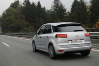 テスト車にはレーダーによる前車追従型クルーズコントロールが備わっていた。これは、アクセルとエンジンブレーキを使って（ブレーキは用いない）加速・減速とも最大25km/hの範囲内で行うもの。また、シートベルトの振動によってドライバーに警告をうながすブラインドスポットモニターも装備されていた。