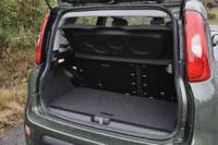 荷室容量は225リッター。分割可倒式の後席を倒すと最大で870リッターまで広がる。（クリックすると後席が倒れる様子が見られます）