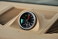 オプションの「スポーツクロノ・パッケージ」を選択すると、可変ダンパーやトランスミッション、エンジンなどの制御をよりスポーティーなものに切り替える「スポーツ・プラス」モードや、デジタル／アナログ両方の表示機能を備えたストップウオッチが装備される。
    