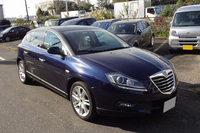 助手席に試乗中の「ランチア・デルタ」。
	 