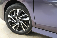 ホイールのデザインは全部で4種類。「スパーダ クールスピリット」のFF車には、ツートンカラーの17インチアルミホイールが装備される。