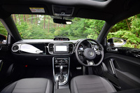 インテリアは「ザ・ビートル 2.0 R-Line」と共通のデザインを採用し、ブラックに統一したクールな空間を演出。