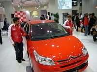 会場には、専用の内外装で飾られた32台の限定車「シトロエンC4 by LOEB」が展示された。ローブ＆エレナとフォトセッション、の図。