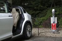 充電ポートは車体左側のリアコンビランプ前方にある。航続距離（NEDC）はバッテリー容量によって異なり、355～542kmと発表されている。