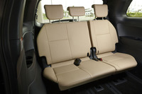 3列目シートの定員は3人。6：4の分割可倒式となっている。