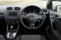 装備内容はほぼ「ゴルフTSIトレンドライン プレミアムエディション」に準じる。ステアリングは革巻きが標準。テスト車のナビゲーションはディーラーオプション。