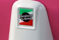 ビジネス・オン・ザ・ロード社による改造車は、ピアッジョのバッジが自社のバッジに差し替えられている。