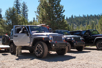 出発前のワンシーン。取り外し可能なルーフを収納し、いざ出陣。