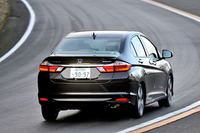 ホンダ・グレイスHYBRID EX
    ボディーサイズ：全長×全幅×全高＝4440×1695×1475mm／ホイールベース：2600mm／車重：1200kg／駆動方式：FF／エンジン：1.5リッター直4 DOHC 16バルブ／モーター：交流同期電動機／トランスミッション：7段AT／エンジン最高出力：110ps/6000rpm／エンジン最大トルク：13.7kgm/5000rpm／モーター最高出力：29.5ps/1313-2000rpm／モーター最大トルク：16.3kgm/0-1313rpm／タイヤ：（前）185/55R16 （後）185/55R16／車両本体価格：221万円