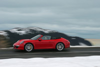 【スペック】911カレラ4カブリオレ：全長×全幅×全高＝4491×1852×1300mm／ホイールベース＝2450mm／車重＝1500kg／駆動方式＝4WD／3.4リッター水平対向6DOHC24バルブ（350ps/7400rpm、40.0kgm/5600rpm）／燃費（NEDC）＝9.5リッター/100km（MT）、8.7リッター/100km（PDK）（欧州仕様車）