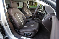 テスト車は、22ウェイ電動調整機能付きのコンフォートシート（オプション）を装備。インテリアカラーは「Audi Design Selection」のパラオブラウン。