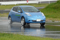 散水路を走る「日産リーフ」。「オロジック」の幅の狭さは排水性に有利に働くので、必要以上に溝を彫る必要がなかったという。
    