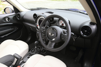 各所に丸をモチーフにしたデザインを取り入れた、個性的なインテリア。初代から受け継がれている「MINI」の特徴だ。
    