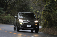 ワインディングロードを行く。ヘッドライトはFFの「パンダ イージー」と同じくハロゲン。フォグランプが備わる。