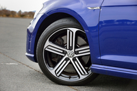 タイヤサイズは225/40R18。試乗車にはブリヂストン・ポテンザS001タイヤが装着されていた。