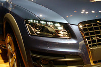 ヘッドランプには、すっかりおなじみのLED式ポジションランプが備わる。