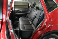 2列目シートの格納の手順は、2列シート車と3列シート車で異なる。ともに背もたれを前に倒すだけなのだが、3列7人乗りの場合、ロックを解除しないとリクライニングが途中で止まり、床面まで倒せないようになっている。
    