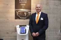 会場では、各分野の担当者が新技術を解説していた。