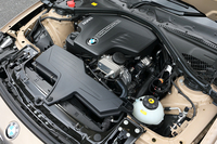 「320i」のエンジンは184ps、27.5kgmの2リッター直4ターボ。「3シリーズグランツーリスモ」には、この他にも245ps、35.7kgmの2リッター直4ターボ、306ps、40.8kgmの3リッター直6ターボが用意されている。