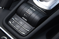 EV走行モードやヒルディセントコントロールなどのスイッチは、シフトレバーの後方に配置。エアサスの減衰力も、ここで切り替えられる。
    