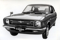 フルチェンジと同時に新たに誕生した、スプリンターとボディを共有する「カローラ・クーペ」。こちらもグレードは「1200SL」で、中身はスプリンター版とまったく同じだが、カローラ・セダンに準じたおとなしい顔つきとなっている。