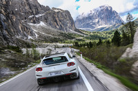 後輪操舵機構を得たせいか、パワーステアリングのチューニングはより穏やかに。しかし、従来以上にフットワークは軽くなっている。