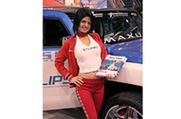 いくつかのブースでは、コンパニオンの姿も見られた。とはいえ、CESに通って10年の先輩ライターにいわせると以前よりおとなしい衣装になったという。