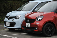 似て非なるツイン。「トゥインゴ」（奥）と「フォーフォー」（手前）。